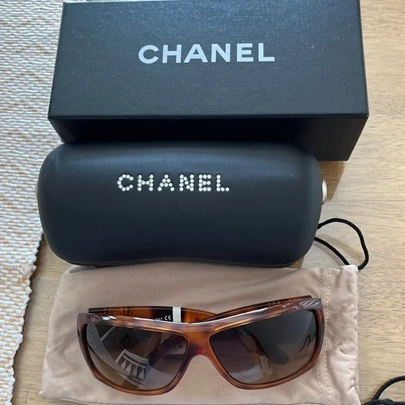 Brand New Chanel logo sunglasses New CHANEL Sunglasses Polarized Black White Square Authentic  main image 4